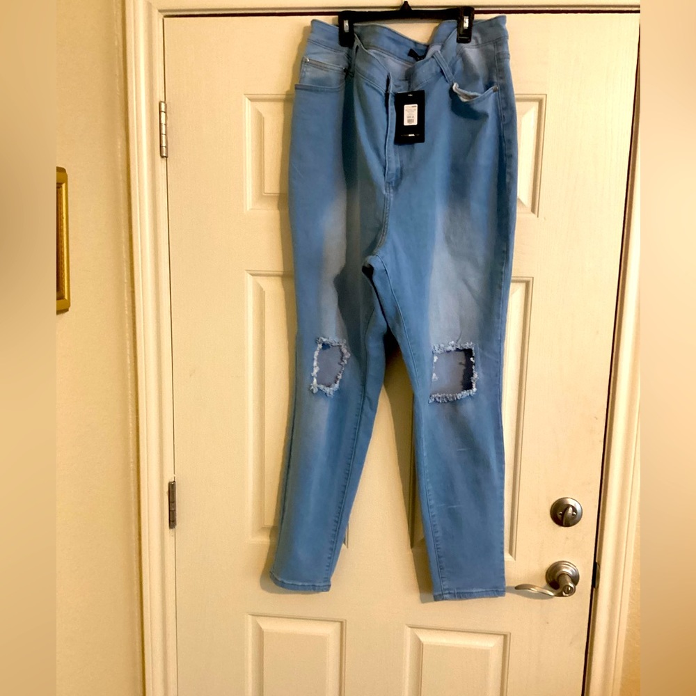 Fashion Nova light Denim Distressed Jeans (nwt)